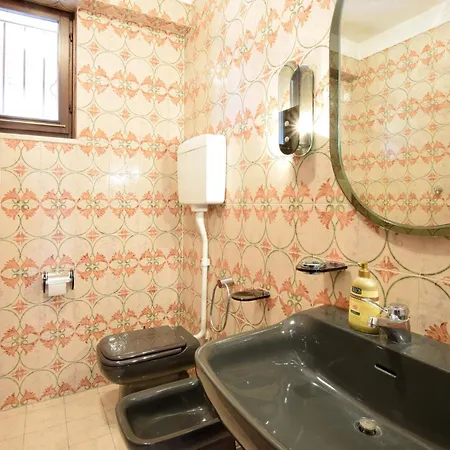 2 Bedroom Beautiful In Cisano Di Bardolino Calmasino